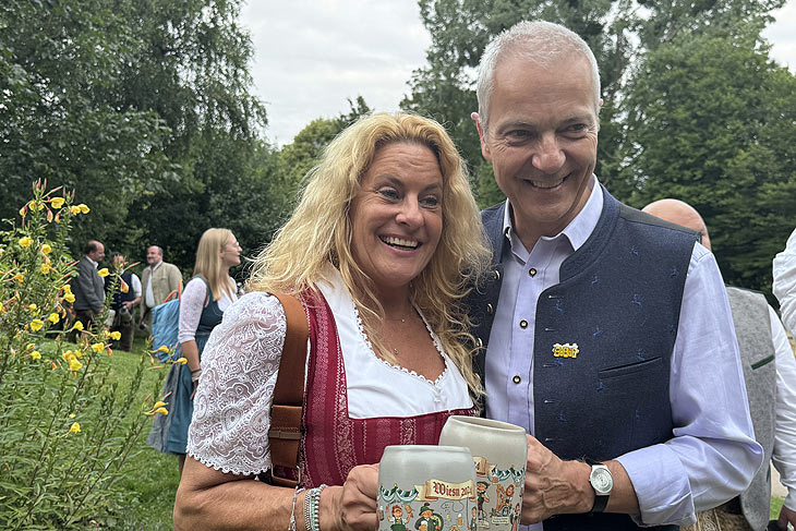 Hofbräu Wiesnwirtin Silja Steinberg mit Hofbräu Direktor Dr. Michael Möller mit dem Festkrug der Wiesnwirte 2024 (re.) (©Foto: Martin Schmitz)